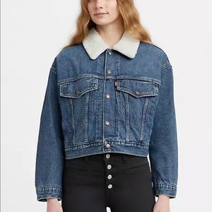 NWOT LEVI’S CROPPED LOOSE SHERPA JACKET